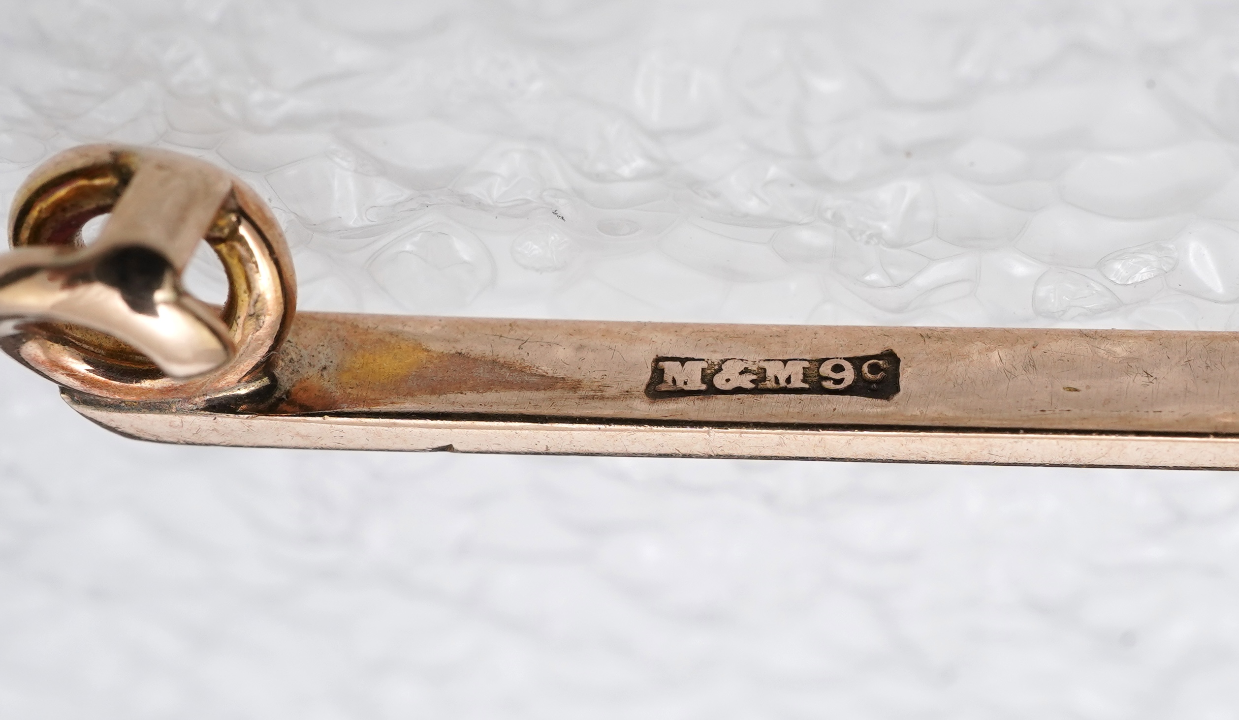 A yellow metal wedding band, a pair of 9ct gold plain oval cufflinks and a 9ct bar brooch, gross weight 11 grams.